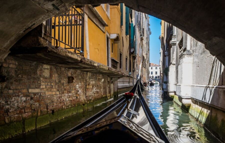 venice-shared-gondola-ride-across-the-grand-canal