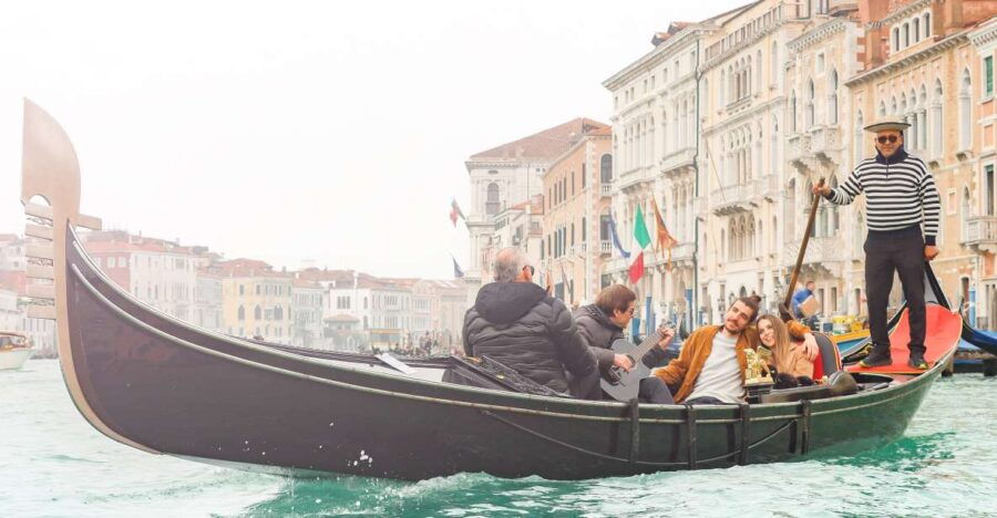 venice-shared-gondola-ride-and-serenade