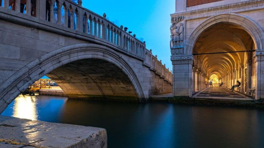 venice-shared-gondola-ride-at-sunset
