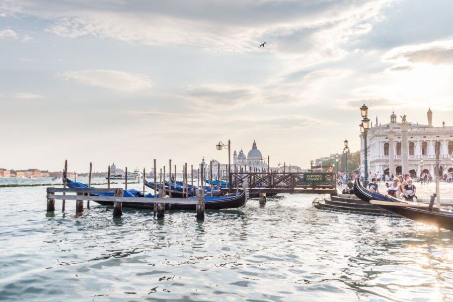 venice-traditional-shared-gondola-ride