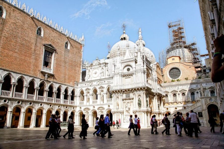 venice-walking-tour-doge-palace-st-marks-basilica