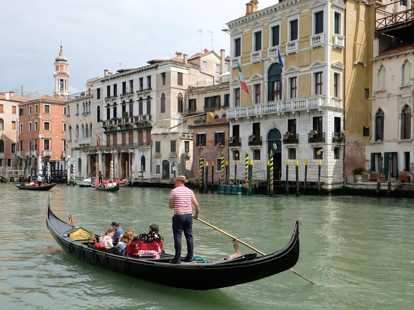 venices-private-gondola-romantic-serenade