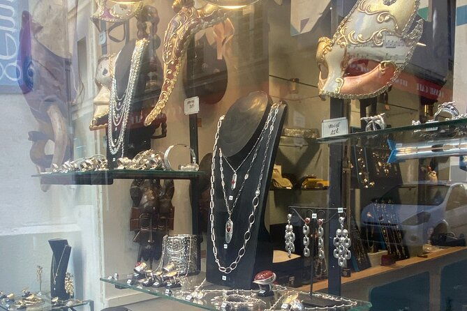 vintage-shopping-tour-in-paris-with-a-guide