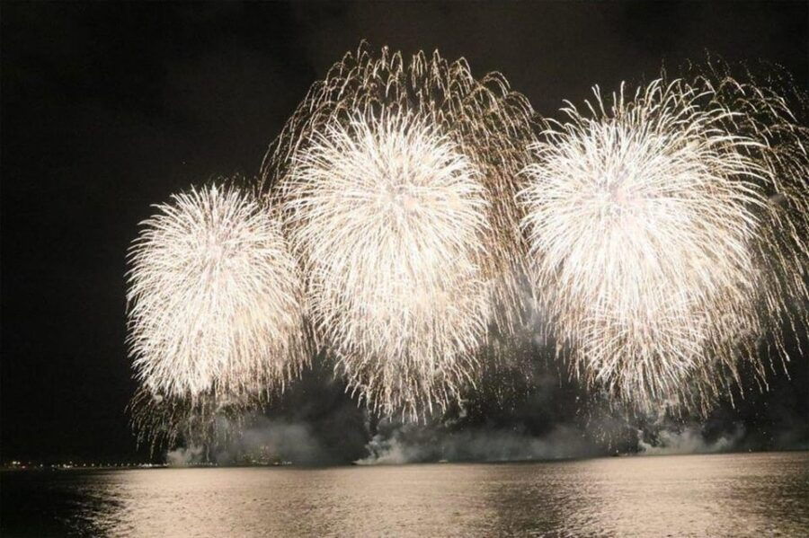 Waikiki: Friday Night Fireworks Catamaran Sail