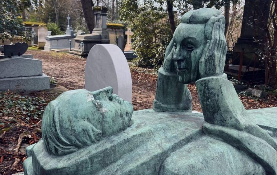 who-killed-victor-escape-game-at-pere-lachaise-cemetery