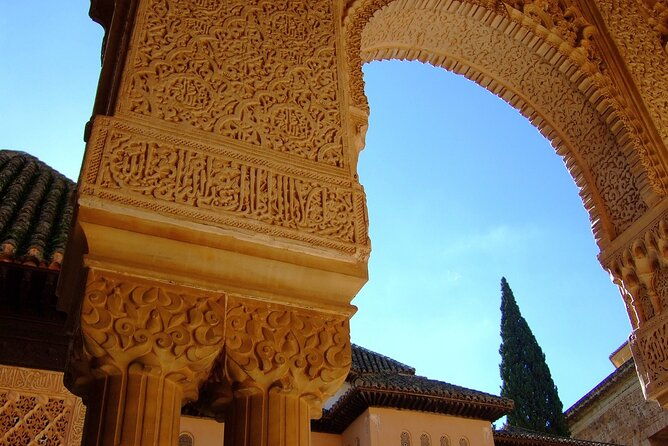 alhambra-entrance-with-nazaries-palaces-and-audio-guide-without-queues