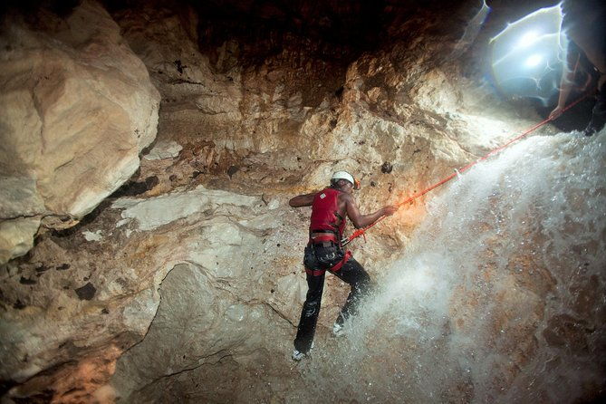 amazing-waterfall-cave-expedition-at-ian-andersons-caves-branch