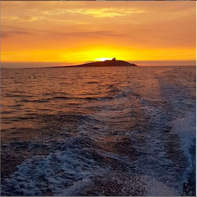 aperitif-on-a-boat-at-sunset-at-the-queens-grotto