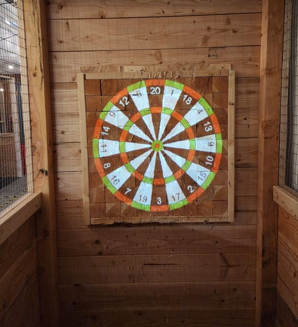 axe-throwing-60-minute-experience-2