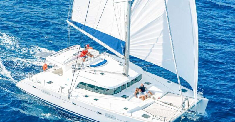 big-island-luxury-catamaran-trip-along-the-kona-coast