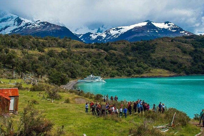 boat-tour-at-premium-lounge-vip-glaciares-gourmet-pick-up
