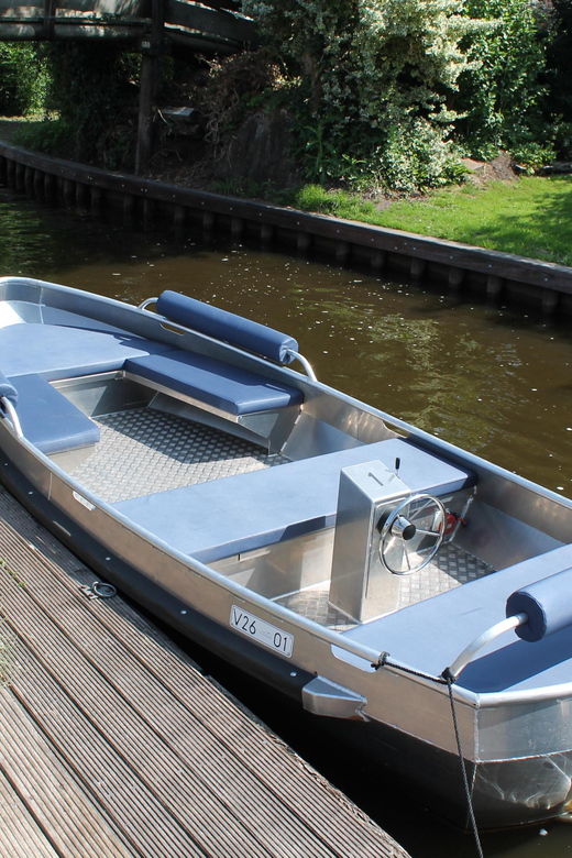 boatrental-2-hours-8-person-with-steeringwheel-and-cushions