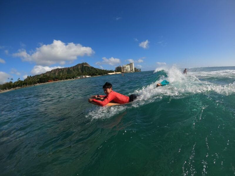 bodyboard-lesson-in-waikiki-two-students-to-one-instructor