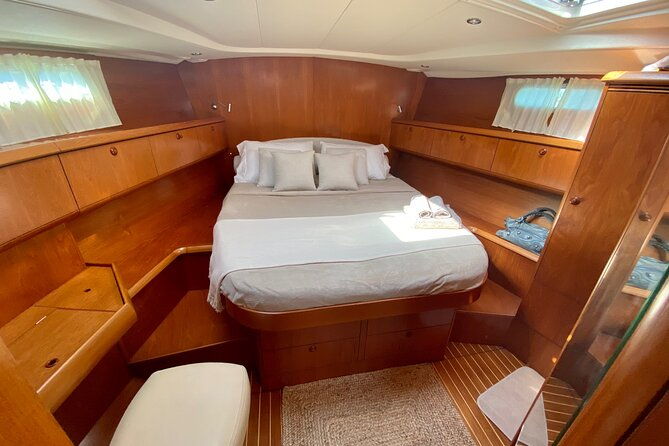 cabin-charter-in-september-sailing-boat-cyclades-santorini-with-chef