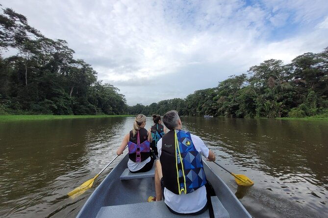 canoe-tour-along-the-water-trails-of-tortuguero-park