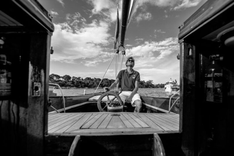 classic-yacht-sailing-in-cannes