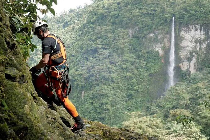 cr-natural-wonders-trek-bajos-del-toro-the-waterfall-trail-poas-volcano