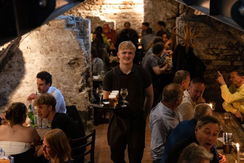 delft-craft-beer-tasting-in-medieval-cellar-with-snacks