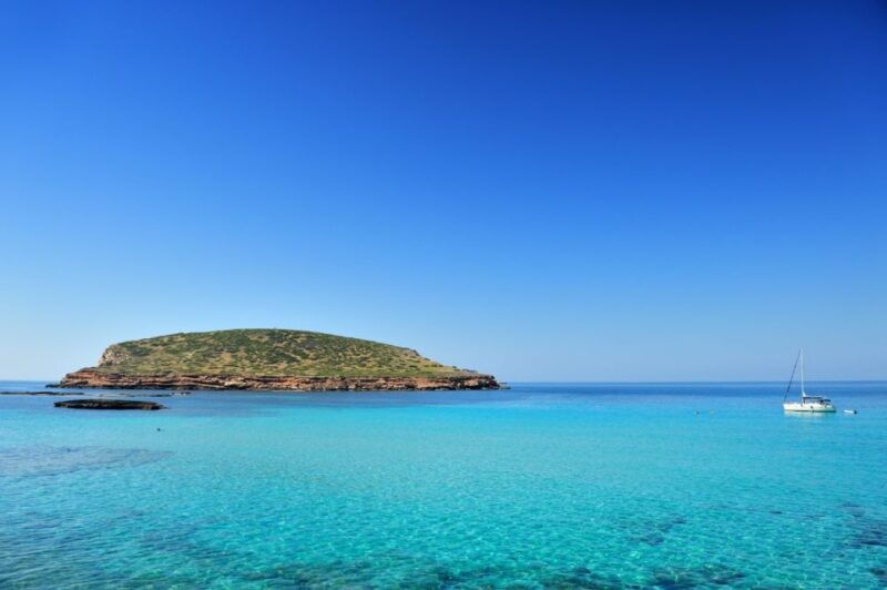 discover-the-ibiza-beaches-on-a-boat-without-license-8h