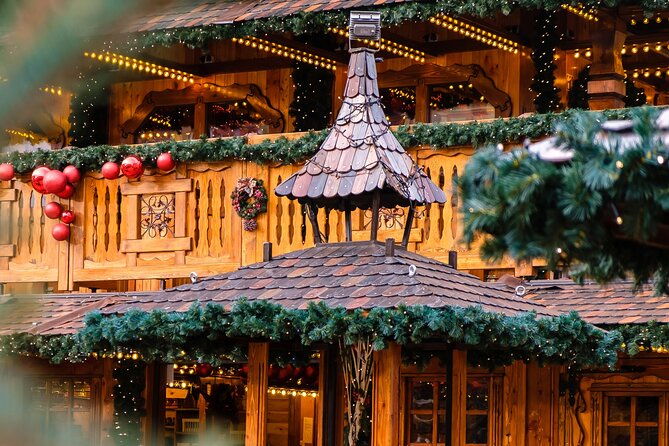 enchanted-yuletide-walking-tour-of-ithacas-festive-delights