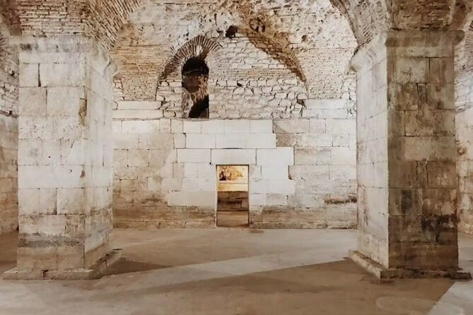 evening-group-walking-tour-split-old-city-diocletians-palace