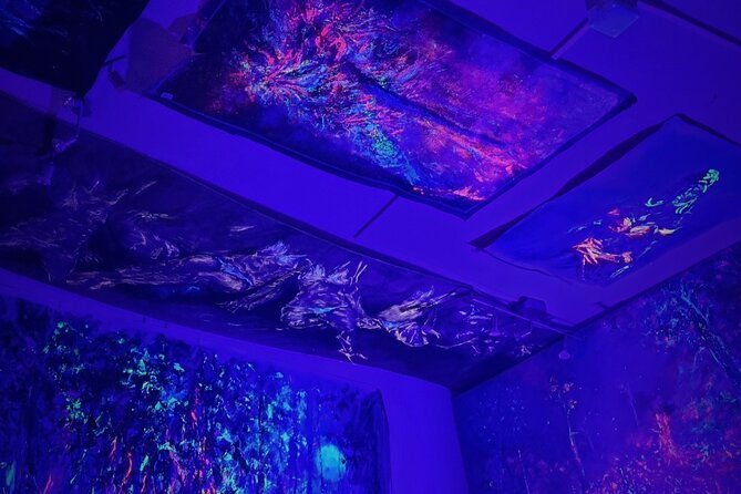 fluorescent-painting-studio-in-lyon-in-an-art-gallery