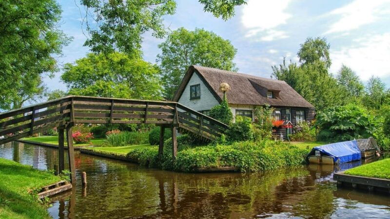 giethoorn-25-hours-7-persons-boat-steeringwheel-cushions