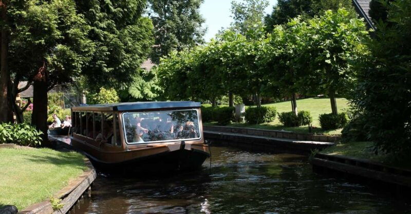 giethoorn-canal-cruise-and-village-sightseeing