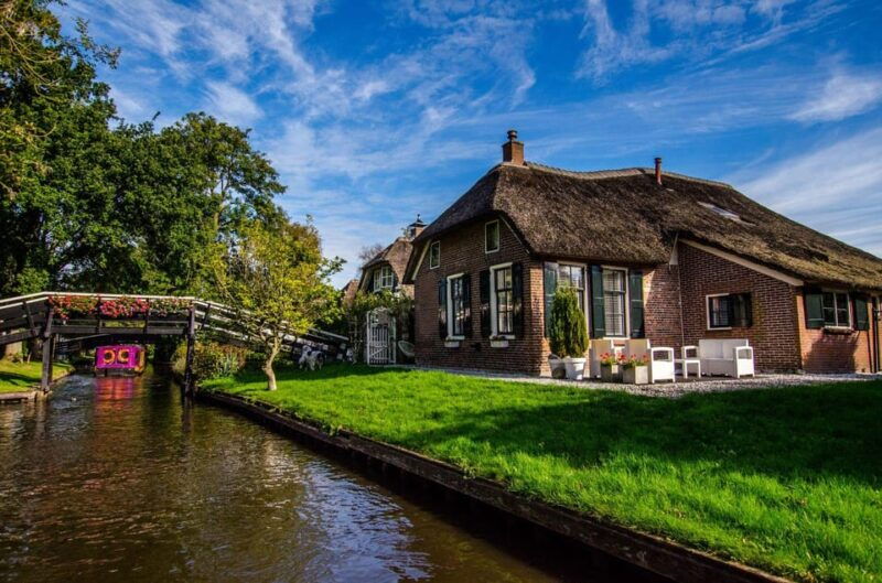 giethoorn-canal-cruise-tour-sightseeing-village