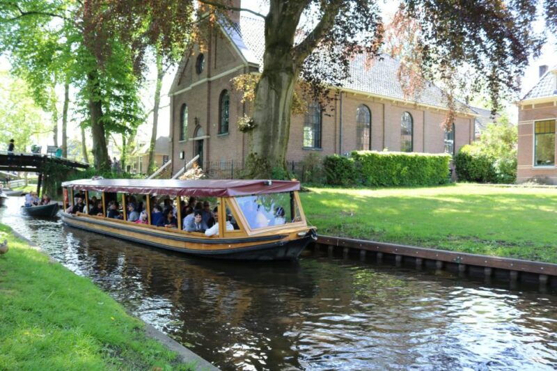 giethoorn-village-national-park-canal-cruise-with-coffee