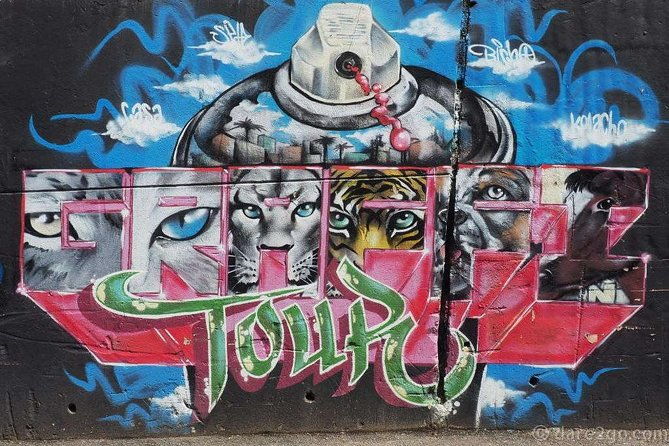 graffitour-medellin-history-transformation-and-overcoming