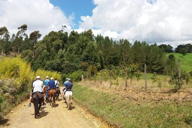 guatape-horseback-andes-paradise-with-el-penol-rock