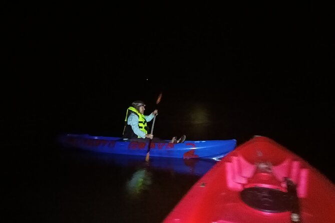 guided-bioluminescence-night-kayaking-adventure-in-belize