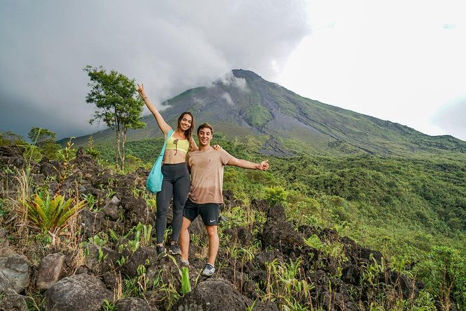guided-hike-in-arenal-volcano-ecological-park-thermas
