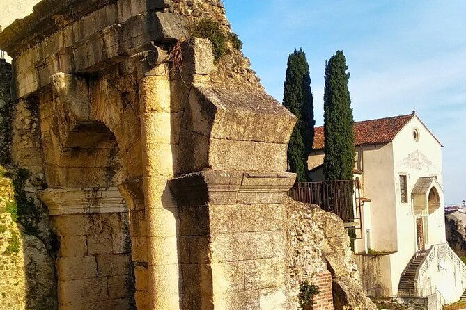 guided-walking-tour-on-verona-hillside