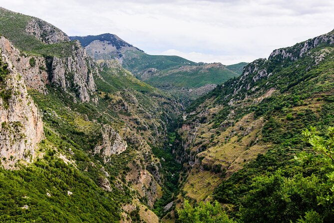 hiking-in-ridomo-gorge-with-picnic
