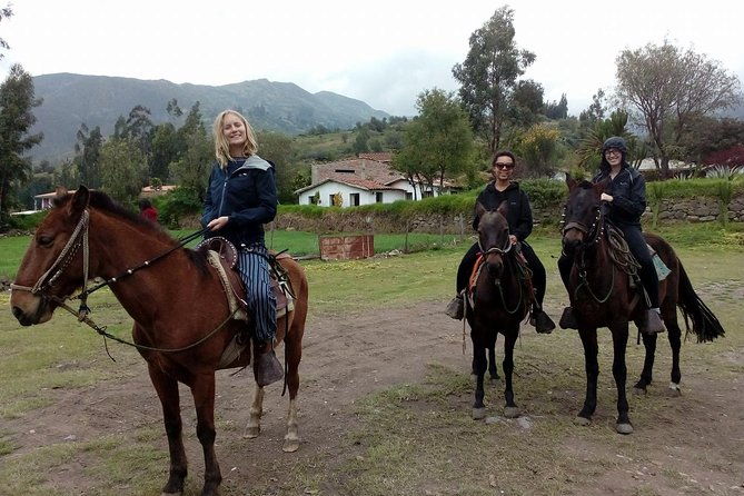 horse-riding-panoramic-mountain-view-in-private-cordillera-blanca