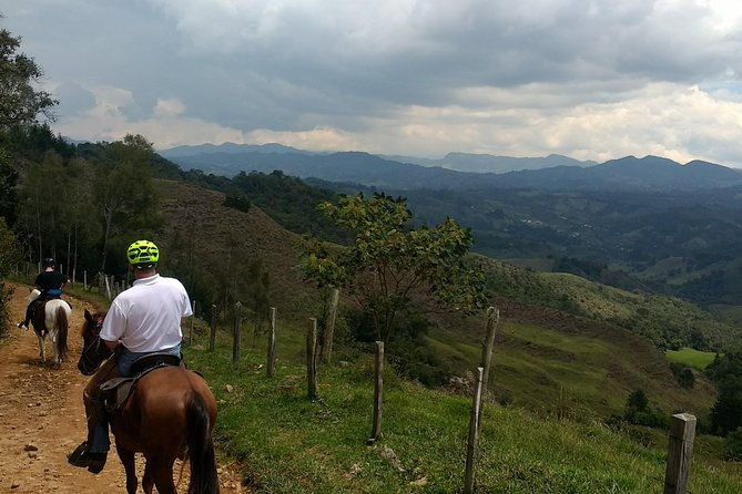 horseback-ride-around-medellins-beautiful-countryside