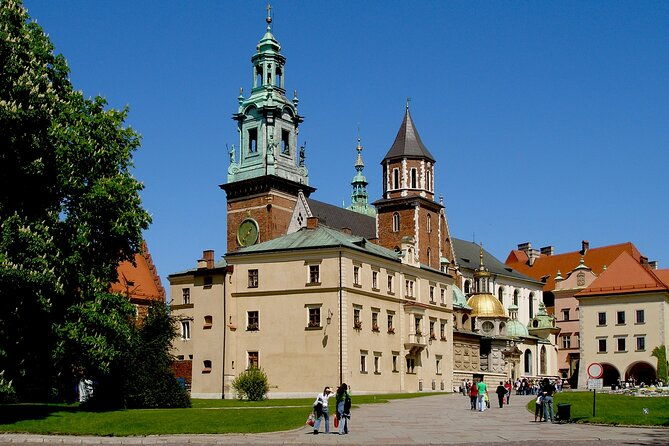 krakow-old-town-sightseeing-by-golf-cart-and-wawel-castle-guided-tour