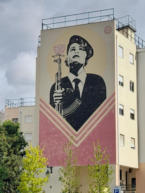 lisbon-old-town-with-street-art-highlights