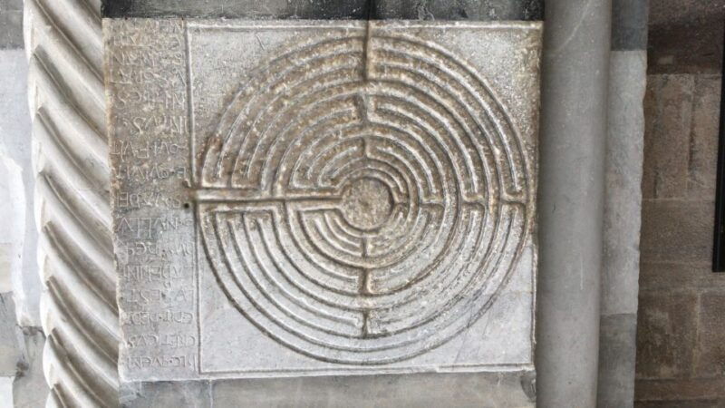 lucca-guided-city-by-night-walking-tour