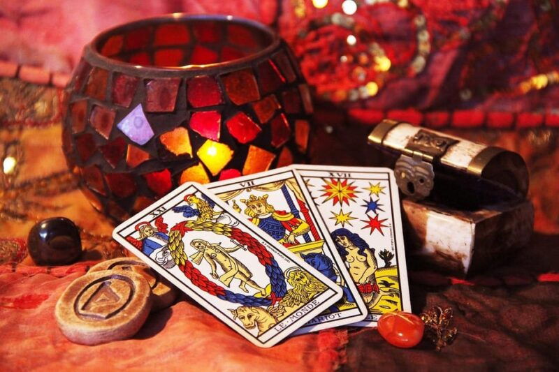 lyon-tarot-reading-and-neon-painting-workshop
