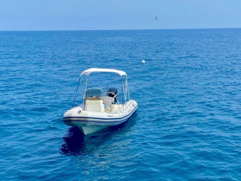 madeira-private-boat-trip-along-the-coast-w-water-activity