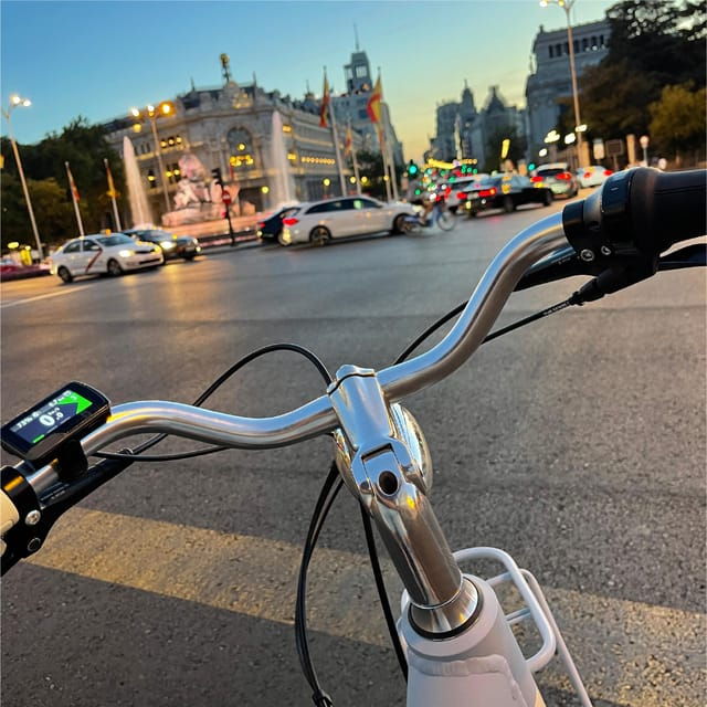 madrid-vintage-bike-rental-with-tourist-map