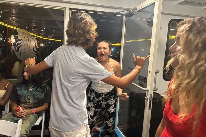 miami-boat-party-on-2-level-luxury-yacht-and-cash-bar