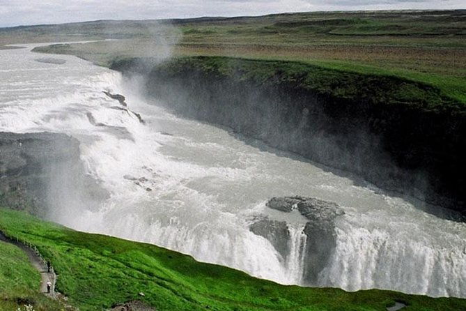 midnight-sun-golden-circle-tour-from-reykjavik