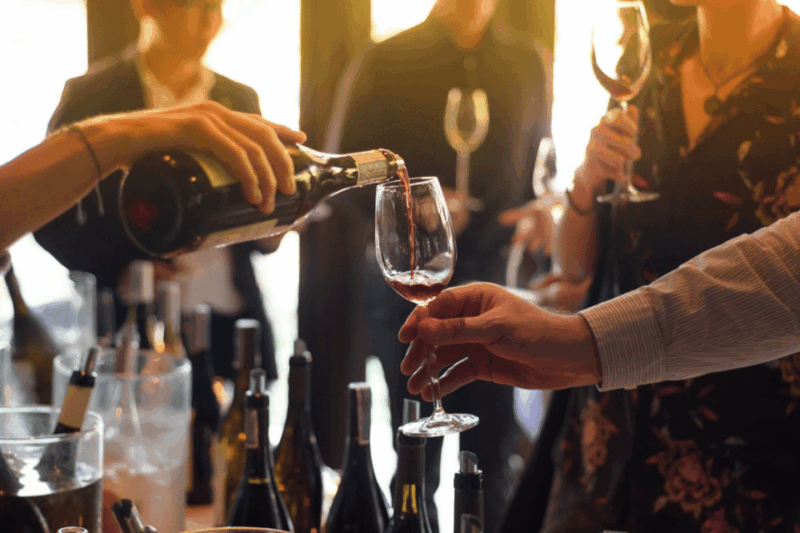 milan-italian-red-wine-tasting-with-local-host-in-terrace