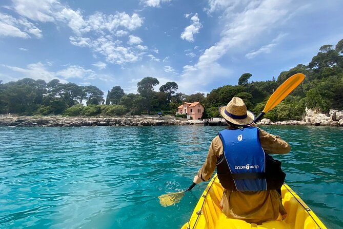 morning-kayaking-with-sun-bed-and-parasol-at-st-jacobs-beach