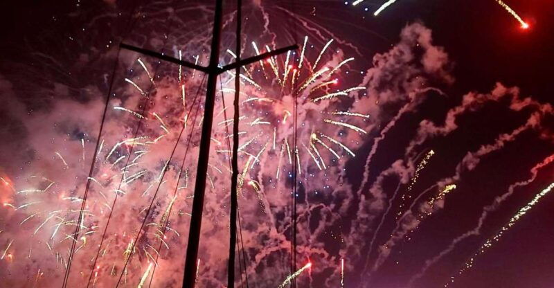 new-years-eve-fireworks-sail-with-sparkling-wine