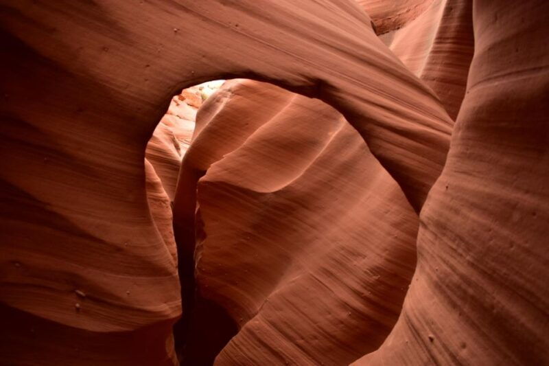 page-traditional-navajo-hogan-stay-antelope-canyon-tour